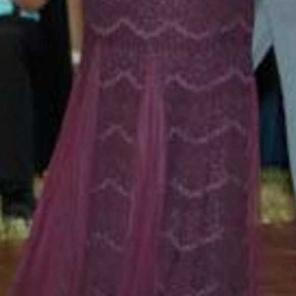 Beautiful Formal dress Size 6 - Picture 7 of 7